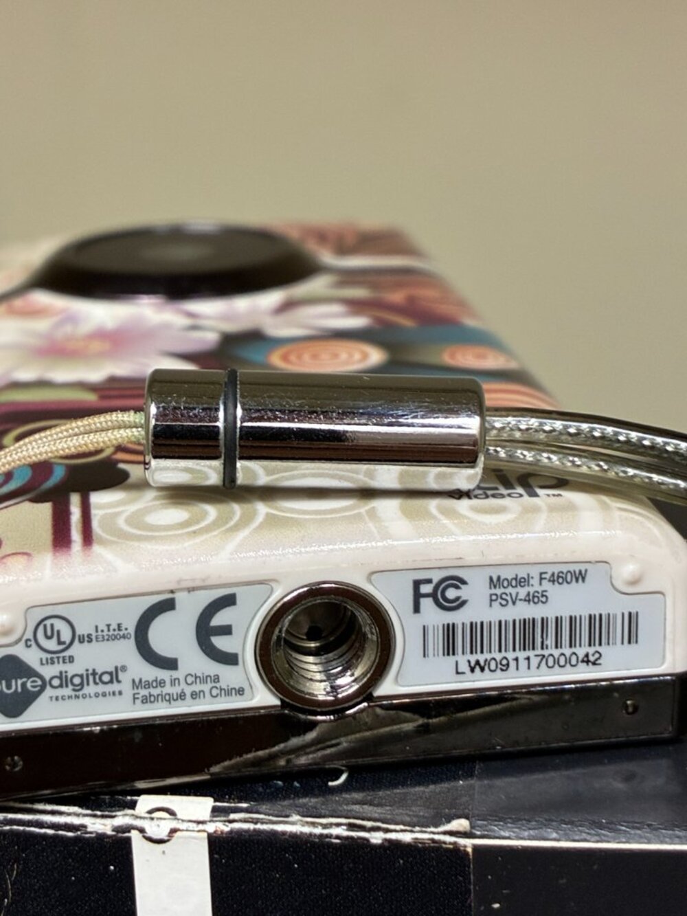 Pure Digital Flip MinoHD F460W Pocket Camcorder White Floral - Picture 5 of 13